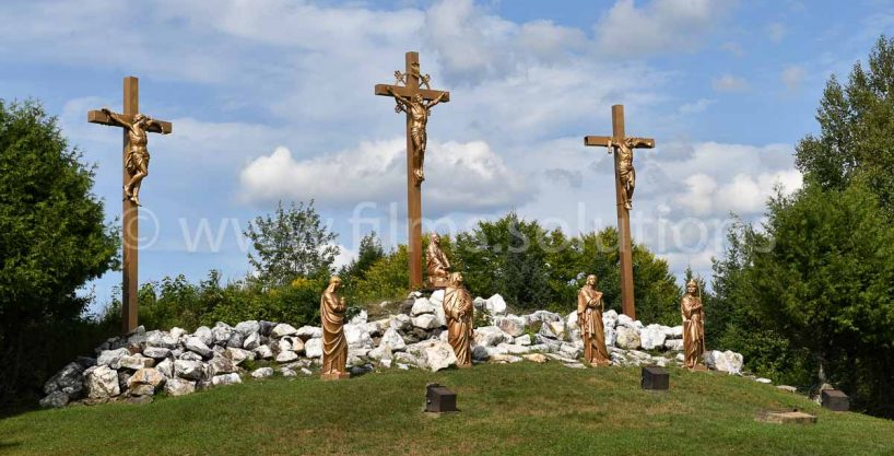 Magnificent pilgrimage site located in the Laurentians region. A filming location that is easily accessible and close to the village, it offers all public services, parking and security.