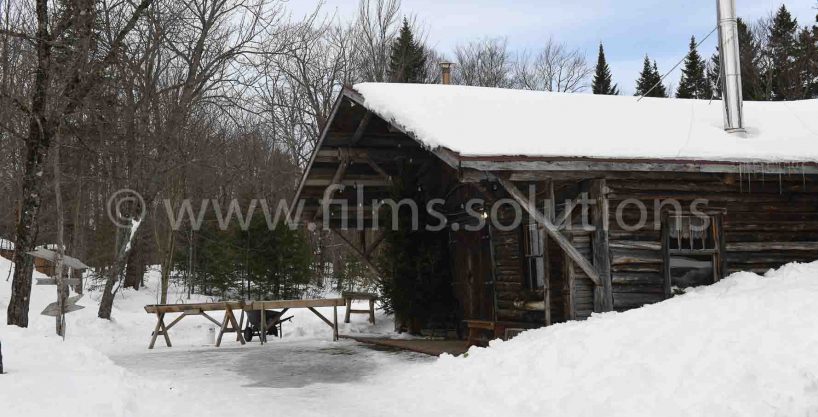Certainly one of the most beautiful Sugar Shack in the province of Québec. A fabulous filming location made of round logs and surrounded by maple groves